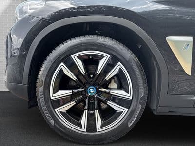 BMW iX3 - Thumbnail 3