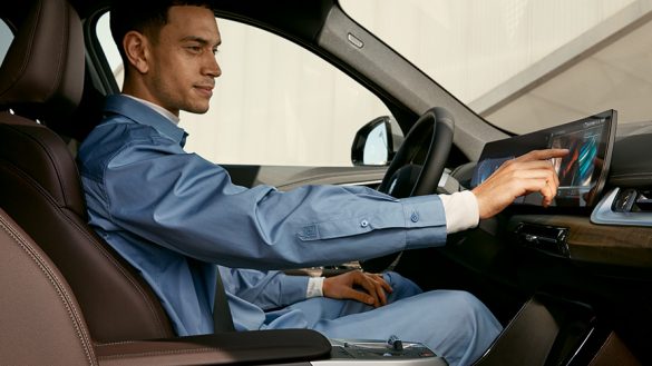 BMW iX1 U11 BEV Interieur Fahrer Touchbedienung Curved Display